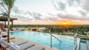 2 outdoor pools, free pool cabanas, pool umbrellas