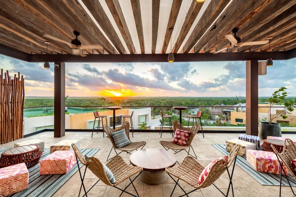 2 baaria, tapasbaari, urheilubaari