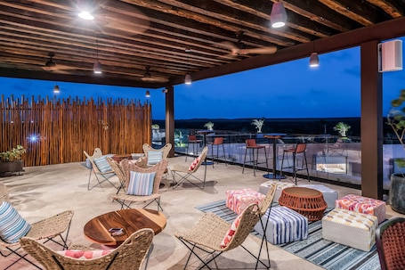 2 restaurantes, se sirve desayuno