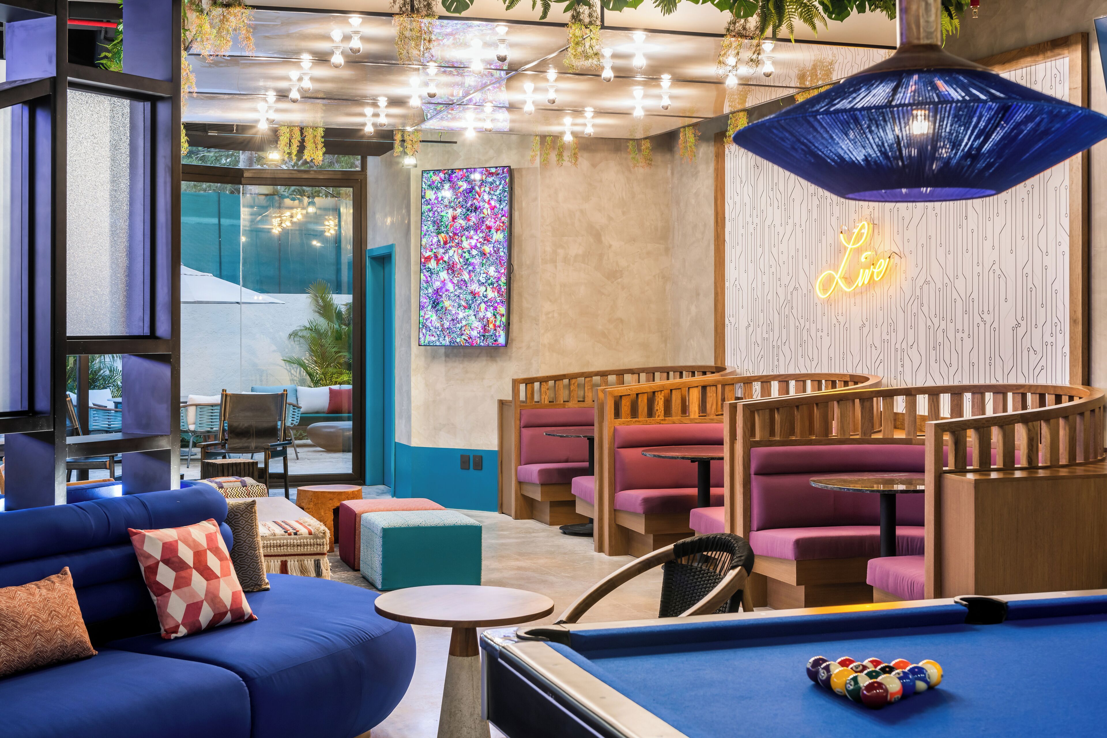 2 Bars/Lounges, Tapas-Bar, Sportbar