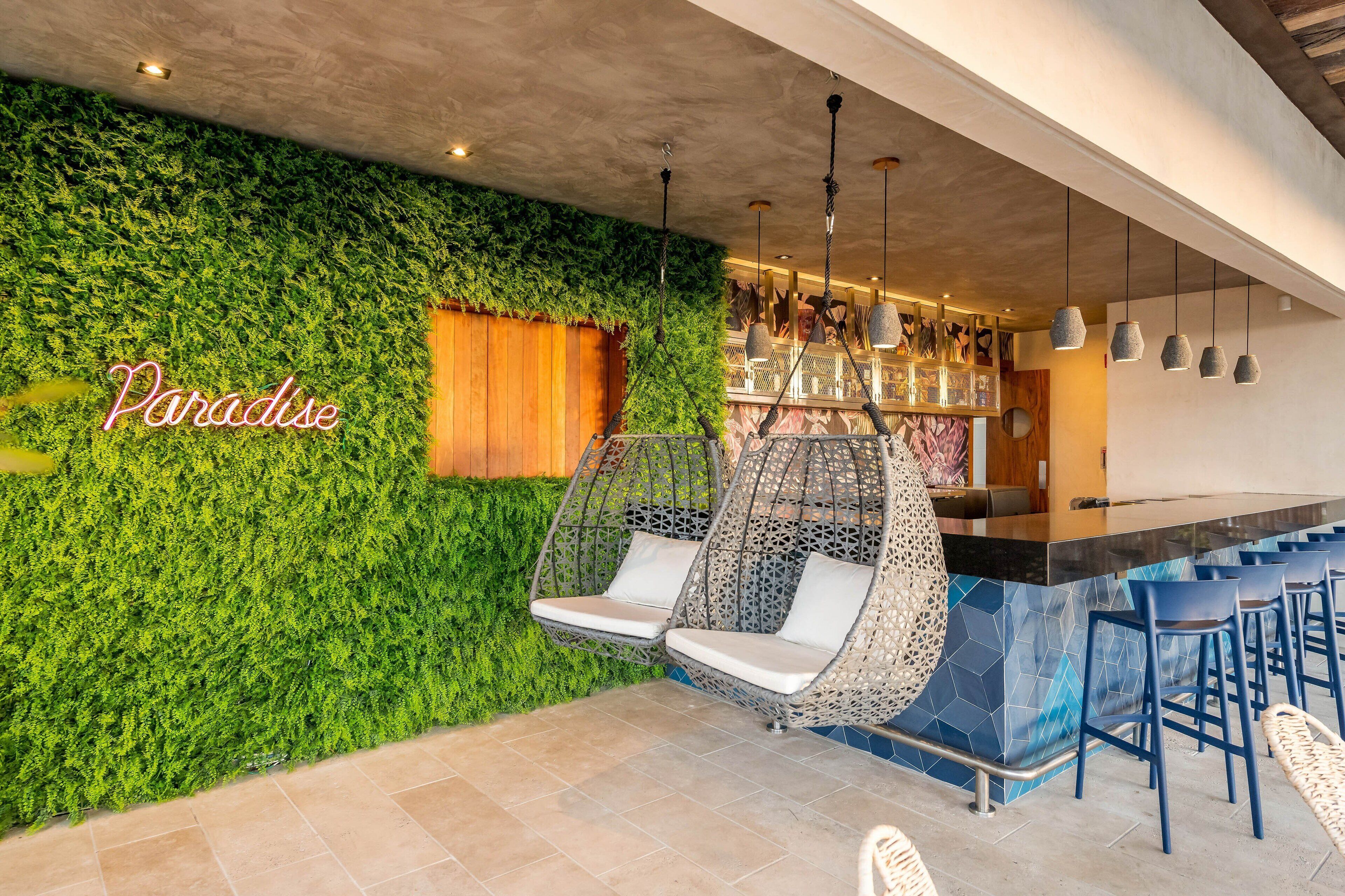 2 restaurants, breakfast served