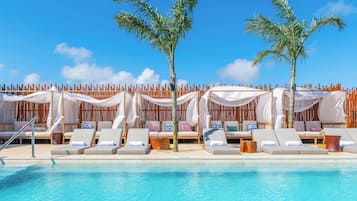 2 kolam renang outdoor, dengan cabana gratis dan payung kolam renang