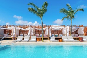 2 outdoor pools, free cabanas, pool umbrellas - Aloft Tulum (Tulum)