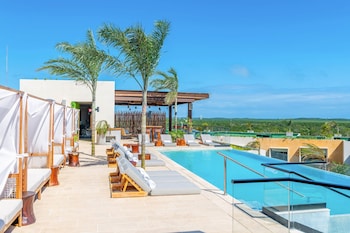 2 outdoor pools, free cabanas, pool umbrellas at Aloft Tulum
