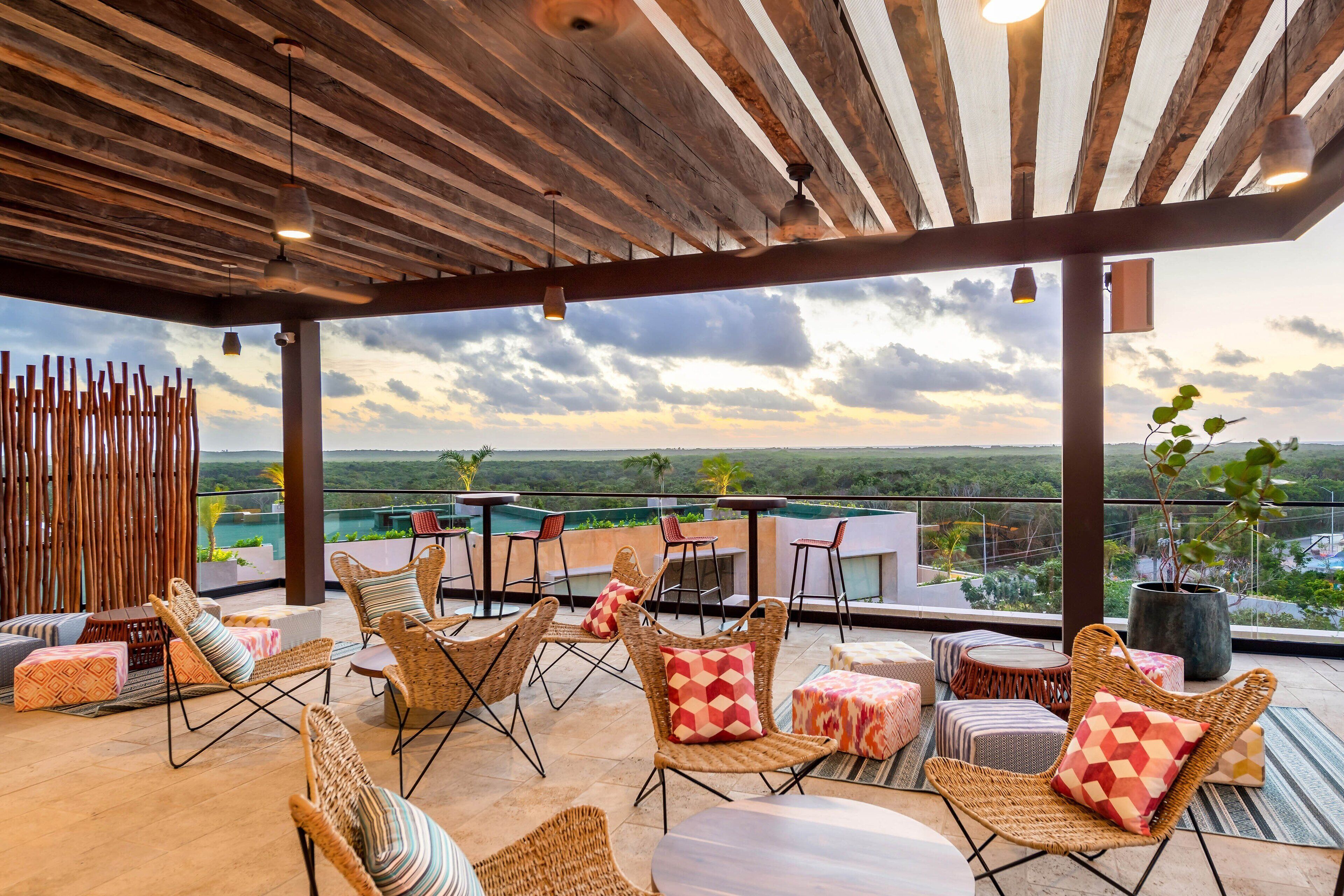 2 restaurants, breakfast served