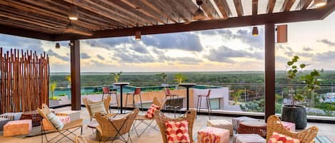 2 restaurants, breakfast served