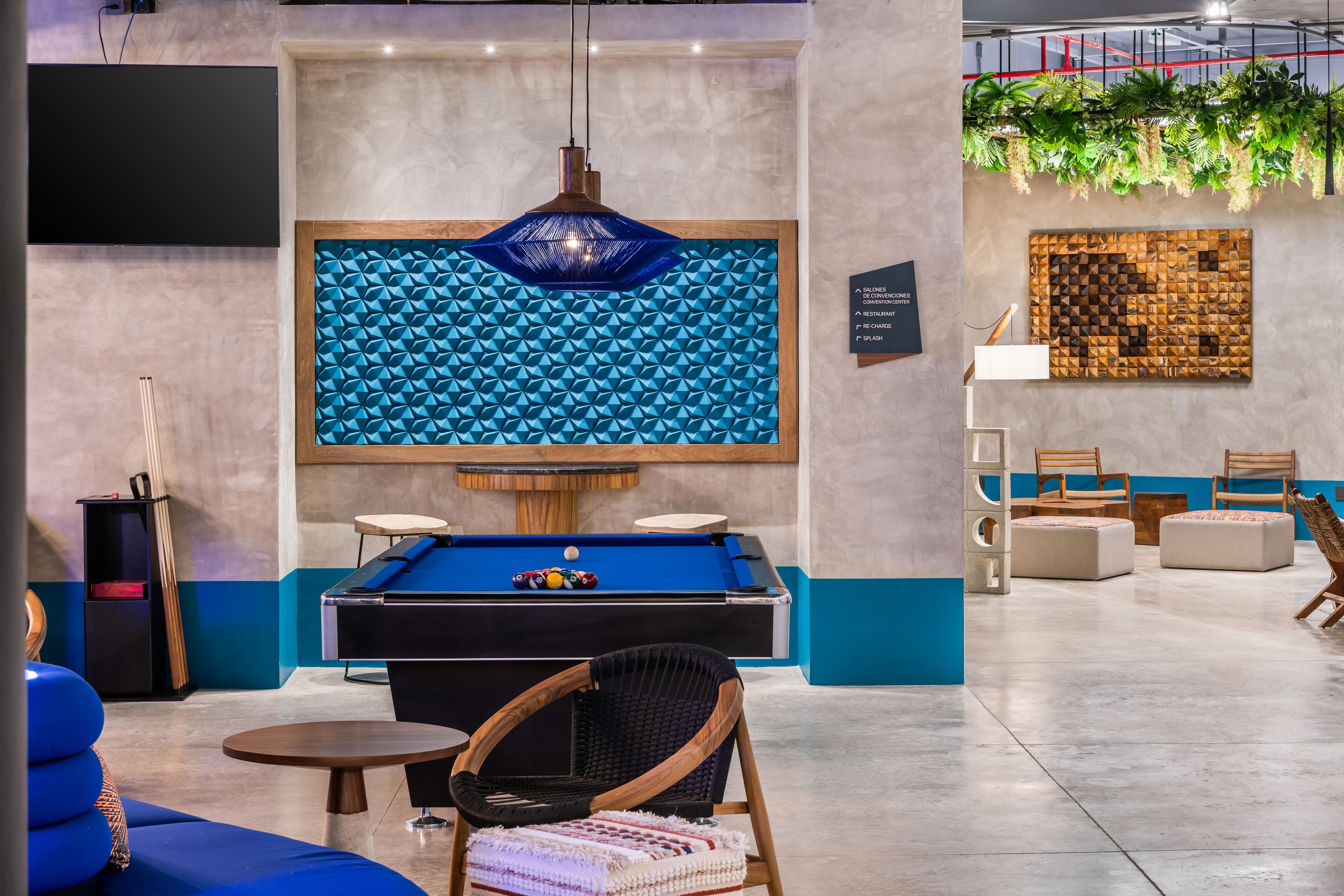 2 bars/lounges, tapas bar, sports bar