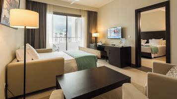 Caixa forta a l'habitació i escriptori