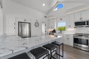 Fridge, microwave, oven, stovetop - 1370 - Huskers Haven, 4-bed 2.5-bath Corolla, NC, private pool, hot tub (Corolla)