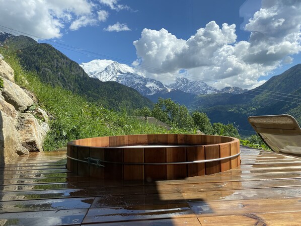Outdoor spa tub