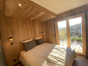 4 bedrooms, desk, iron/ironing board, travel cot