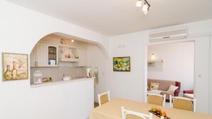 Dobbeltrom (Double Room with External Private Bat) | Spisestue