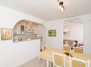 Double Room (Double Room with External Private Bat) | Dining room - Ivo Guest House (Dubrovnik)