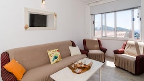 Dobbeltrom (Double Room with External Private Bat) | Oppholdsrom | Flatskjerm-TV