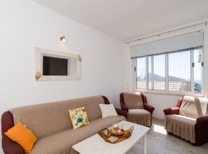 Double Room (Double Room with External Private Bat) | Living room | Flat-screen TV - Ivo Guest House (Dubrovnik)