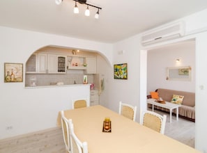 Double Room (Double Room with External Private Bat) | Dining room