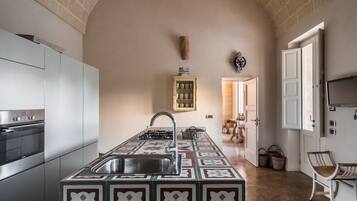 Frigorifero, forno, piano cottura, lavastoviglie