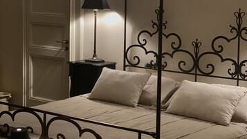 6 bedrooms, desk, iron/ironing board, travel crib