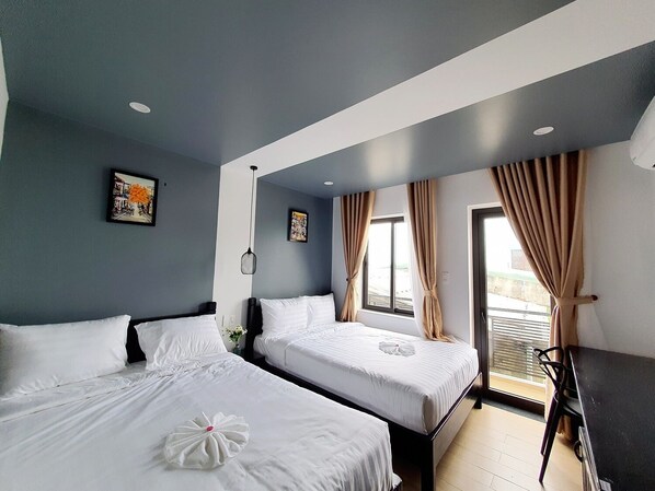 Minibar, muebles diferentes, escritorio y sistema de insonorización