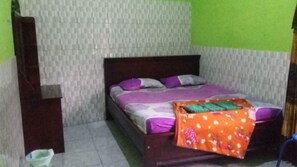 Rom – standard | Skrivebord og sengetøy