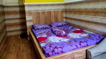 Standard Room | Desk, free WiFi, bed sheets