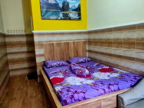 Standard Room | Desk, free WiFi, bed sheets - Hotel Abimanyu Bandungan (Bandungan)
