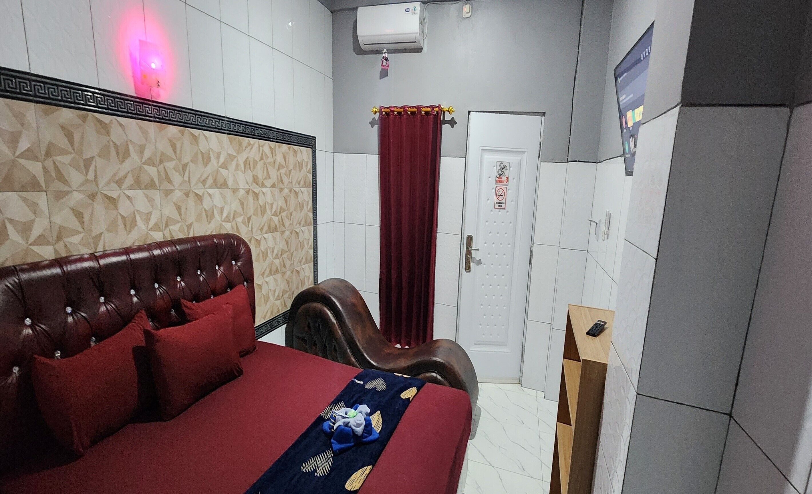 Romantic Room | Desk, bed sheets