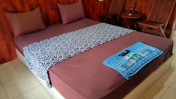 Kamar Superior | Meja kerja dan seprai linen