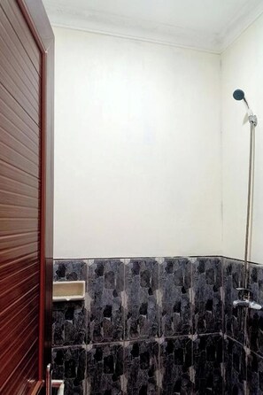 Romantic Room | Bathroom | Shower, towels - Hotel Nakula Sadewa 2 Bandungan (Bandungan)