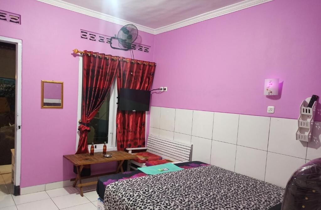 Desk, bed sheets