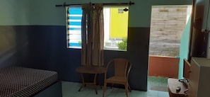 Quarto econômico | Wi-Fi de cortesia, roupa de cama