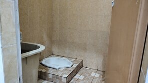 Kamar Single Standar | Kamar mandi | Shower dan perlengkapan mandi gratis