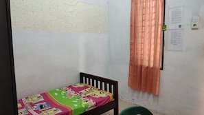 Standard Single Room | Desk, free WiFi - Yellow House (Medan)