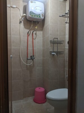 Shower, towels, toilet paper - Pinewood Apartment by Vial (Cileunyi)