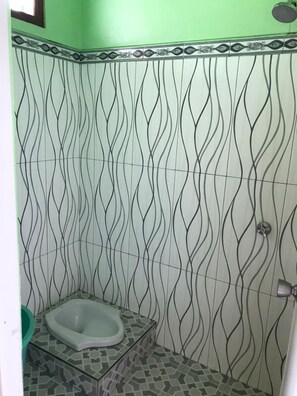Quarto standard | Banheiro | Chuveiro, toalhas de banho