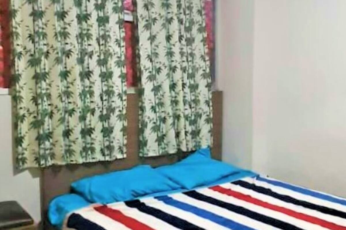 1 habitación, caja de seguridad en la habitación y escritorio