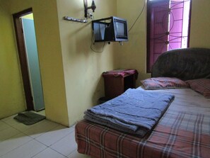 Standard Room | Free WiFi, bed sheets - Hotel Kopeng Indah 1 (Getasan)