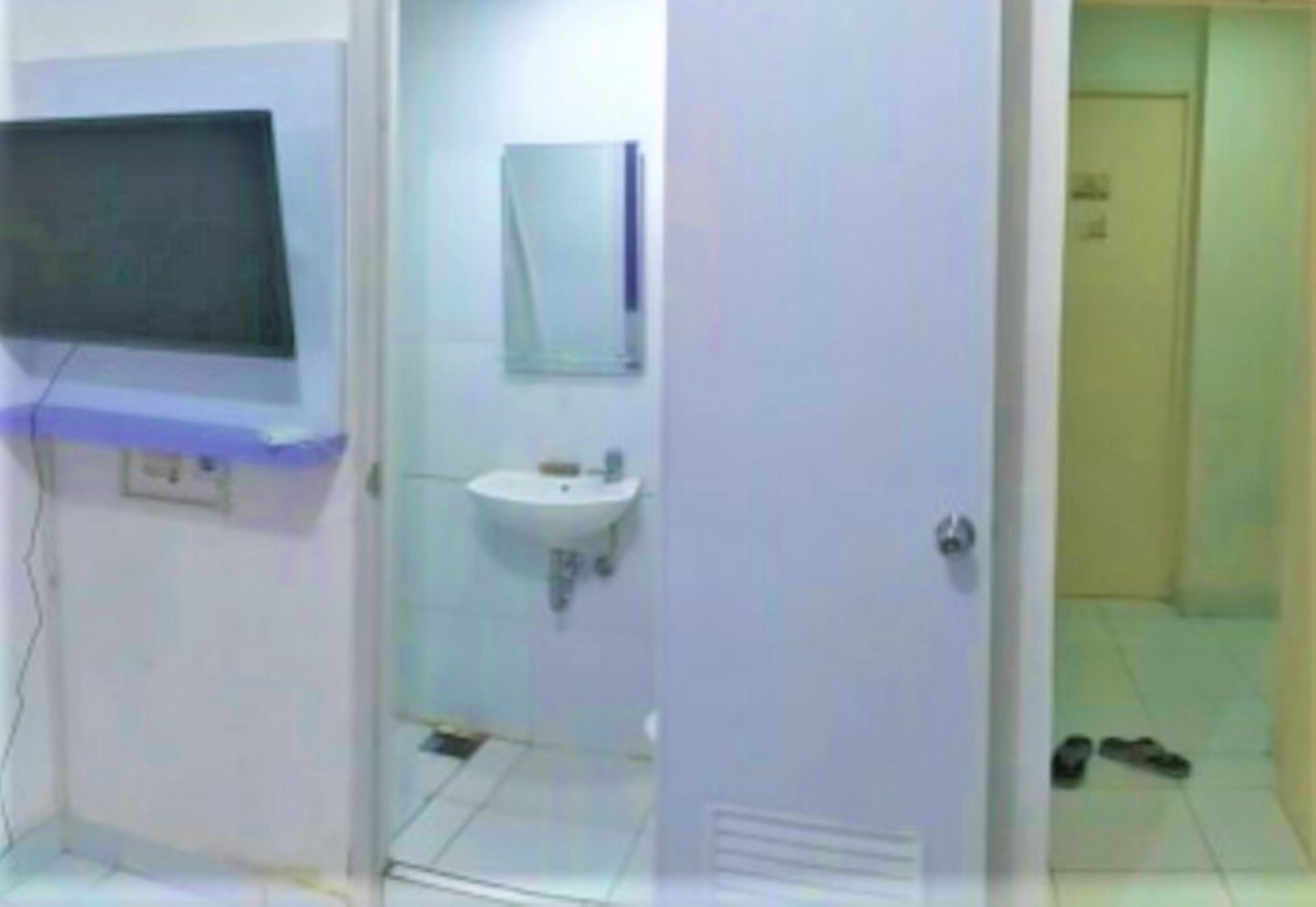 studio | bathroom | shower, free toiletries, hair dryer, slippers