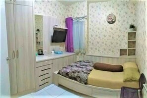 Studio | In-room safe, desk, iron/ironing board, free WiFi - Barata Hotel AR1 (Tangerang)