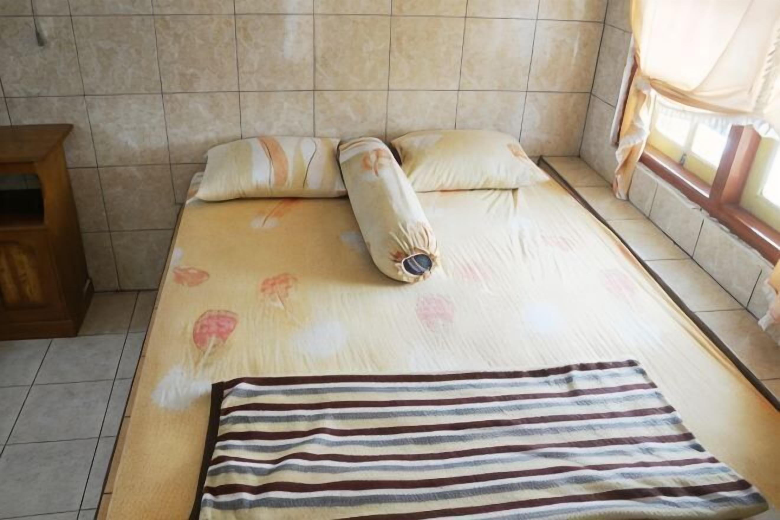 Escritorio, wifi gratis y ropa de cama 