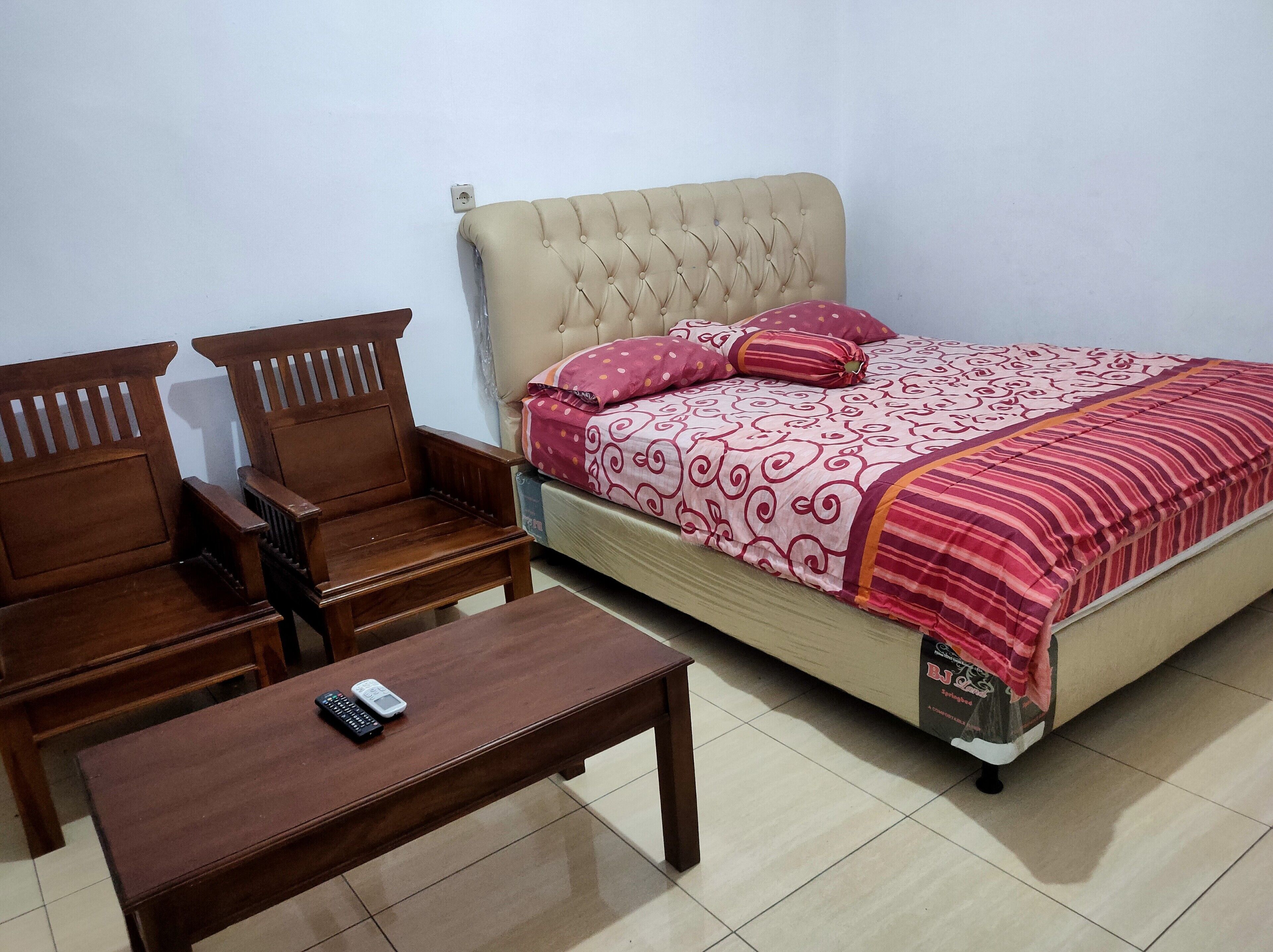 Desk, free WiFi, bed sheets