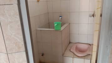Habitación familiar | Baño | Ducha, artículos de higiene personal gratuitos y toallas