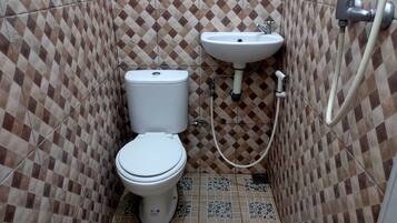 Deluxe Room | Bathroom | Shower, free toiletries, towels