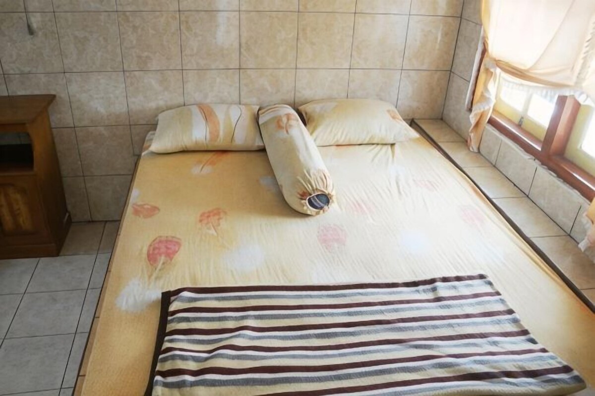 Desk, free WiFi, bed sheets