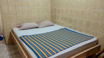 Escritorio, wifi gratis y ropa de cama