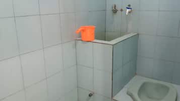 Quarto standard | Banheiro | Chuveiro, produtos de toalete grátis, toalhas de banho