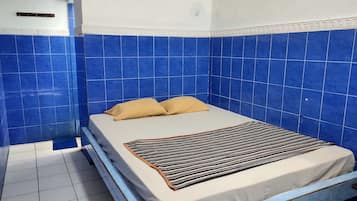 Budget Room | Desk, free WiFi, bed sheets