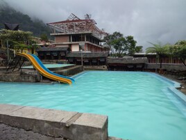 Una piscina al aire libre