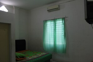Standard Double Room | Free WiFi, bed sheets
