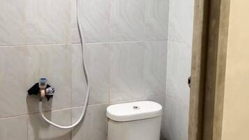Standard Room | Bathroom | Shower, towels